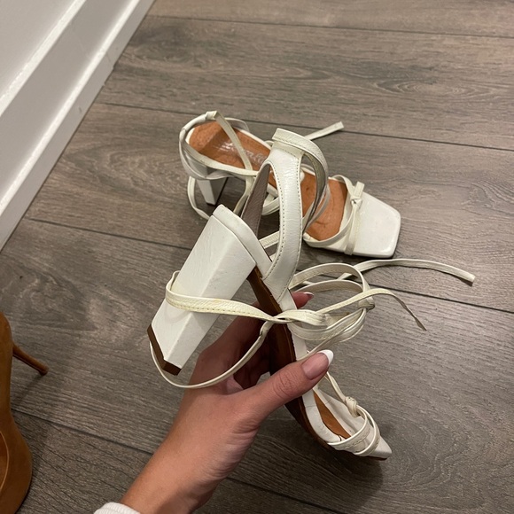 L’intervalle strappy white heels 🤍🦢🕊️ - Picture 5 of 8